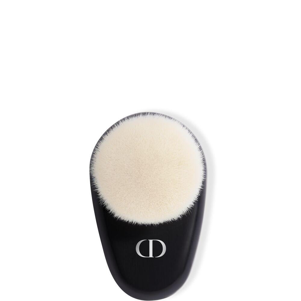 Dior Backstage Face Brush n°18 Pennello multi-uso per incarnato ‒ Effetto levigante ‒ Copertura modulabile